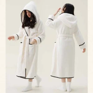 peignoir à capuche femme luxe en blanc