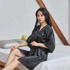 peignoir chic en satin pour femme en noir