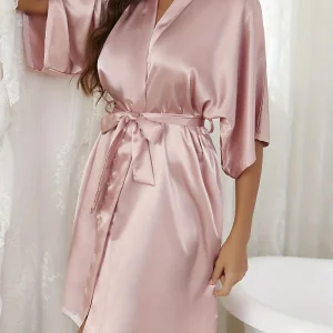 peignoir élégant en satin pour femme en rose
