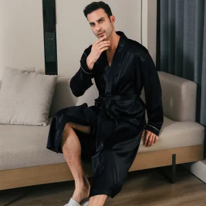 peignoir pour homme en soie fine en noir