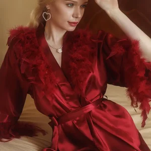 peignoir en satin avec détails en plumes pour femme